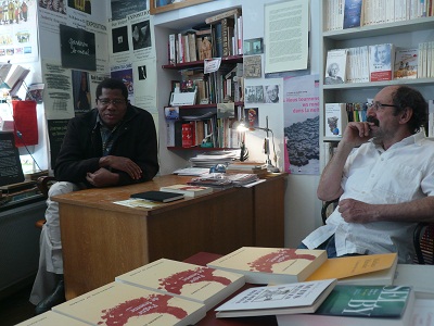 Guy Valente (libraire et photographe) et Ousmane Diarra/ Rencontre lecture  la librairie/ Avril 2010