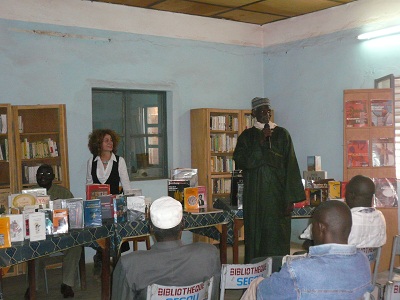 Mr Hama Sissao et Daphn Bitchatch/ Bibliothque de lecture publique/ Centre Malik Coulibaly/ Sgou/ Mali.