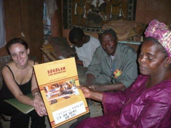 Coumba Diarra avec l affiche du film, Mamadou Diarra et Anna Deutschman.