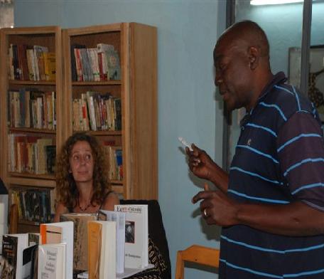 Pierre Djir bibliothcaire de la bibliothque de lecture publique  Sgou, et Daphn Bitchatch artiste peintre initiatrice de ce projet de cration du Fonds de bibliothque Bitchatch/ Janvier 2008/ Sgou/ Mali.