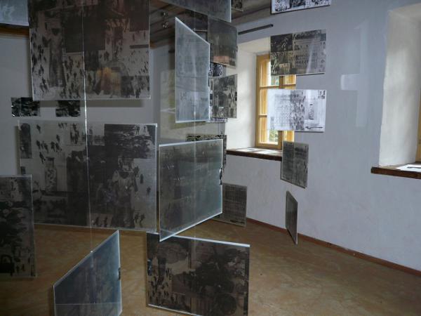 Installation/ Daphn Bitchatch/ Galerie Uzupis/ Vilnius aot 2010.