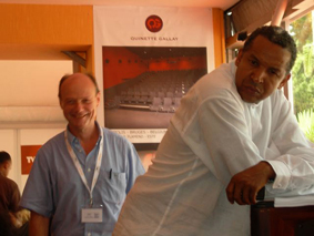 A Cannes, souriant au photographe derrire le cinaste mauritanien Abderrahmane Sissako qui coute une confrence