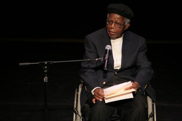 Mort de Chinua Achebe, l'écrivain qui fait tomber les [...]